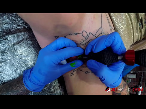 ❤️ E dashura jashtëzakonisht e bërë me tatuazhe, Sully Savage, bëri një tatuazh në klitorisin e saj Porno në sq.hentaivost.ru ❌️❤